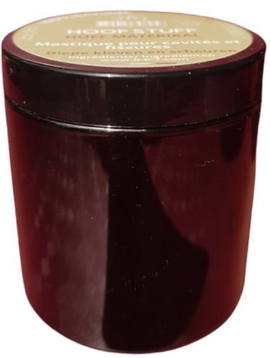 Mastic antibactérien et antifongique pour les cavités profondes de la fourchette, les fissures profondes, les fourmilières, les seimes, soutient la cicatrisation. Sa texture fibreuse et collante permet au traitement de rester en place et de libérer les actifs assainissant et cicatrisants.